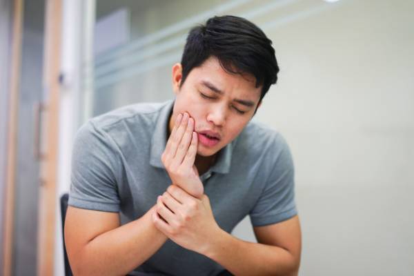 صدای مفصل فک را چه موقع باید جدی بگیریم؟+4 درمان برای رفع آن