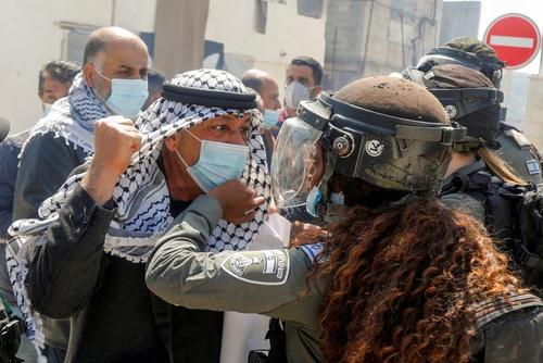 مواجهه معترض فلسطینی با سرباز اسراییلی + عکس