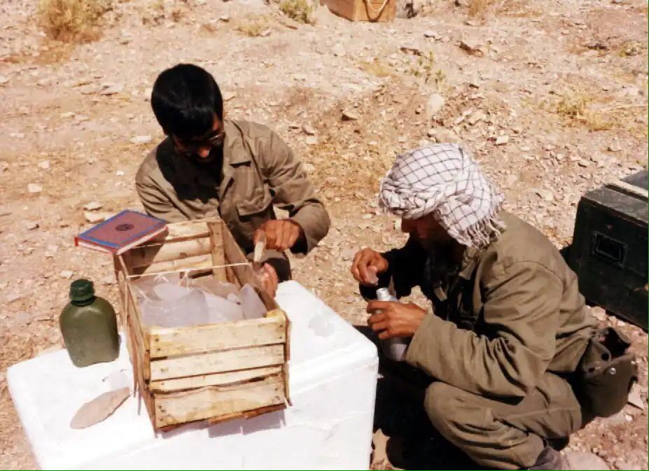 پر کردن قمقمه‌ها از یخ قبل از عملیات + عکس