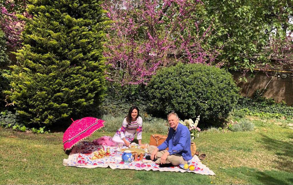 سیزده بدر سفیر انگلیس با همسرش در محوطه سفارت + عکس