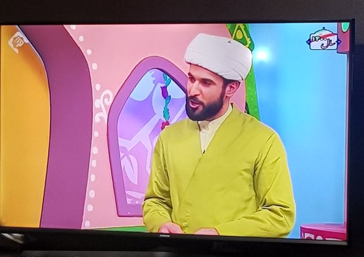 لباس مجری روحانی برنامه کودک خبرساز شد +عکس