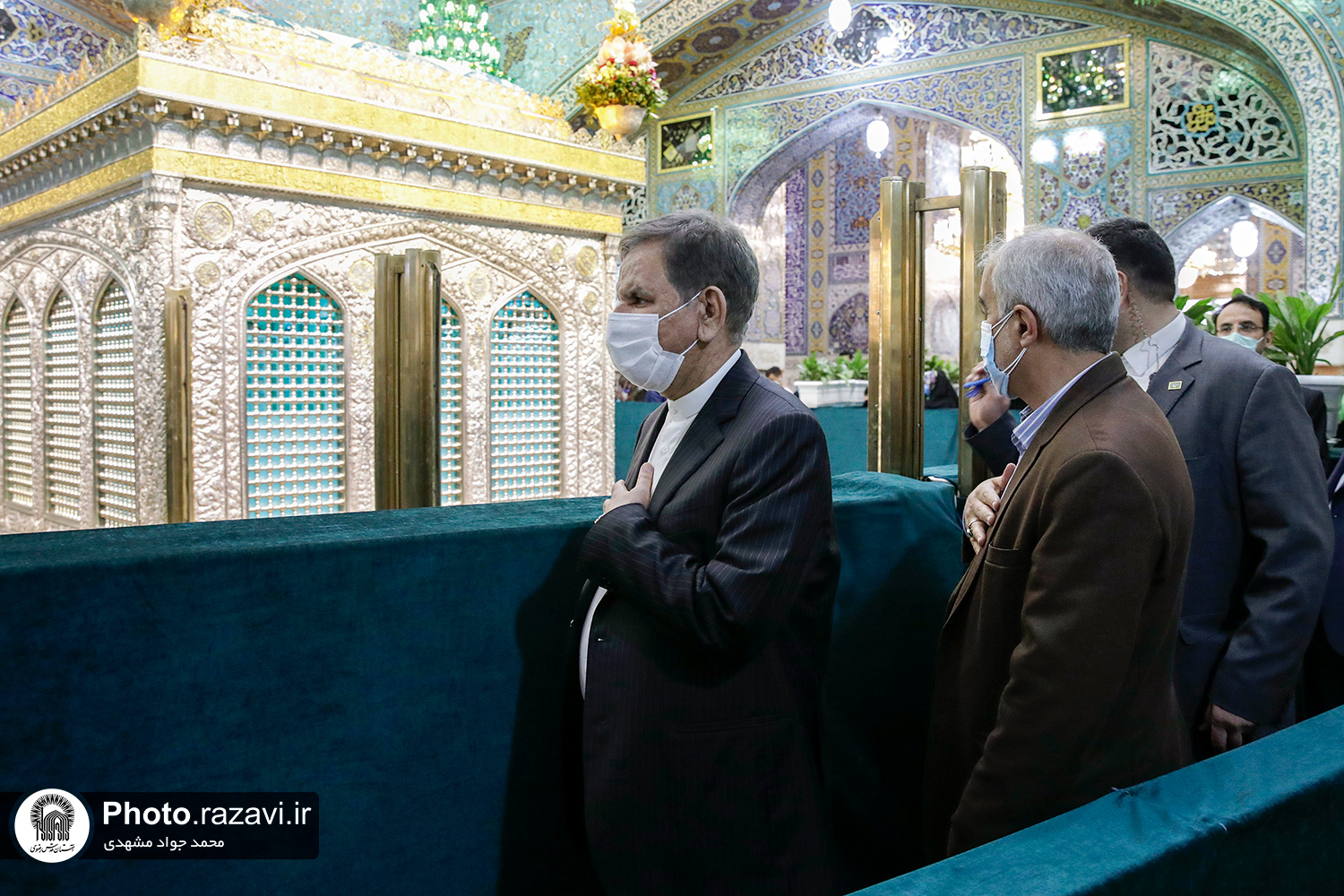 تشرف معاون اول رئیس جمهور به حرم مطهر رضوی + عکس