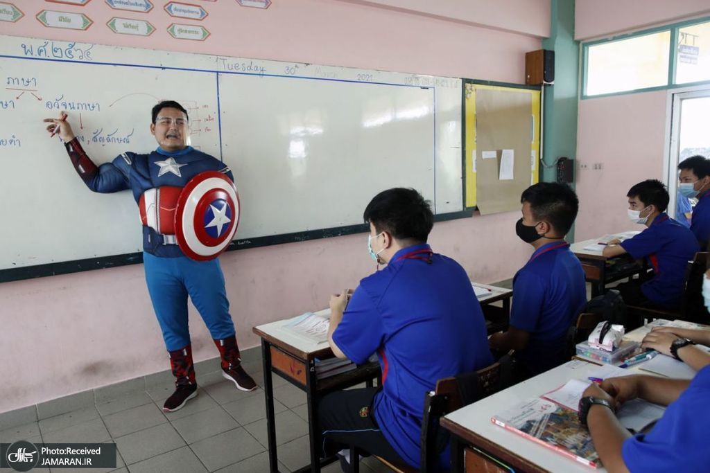 معلم مدرسه با لباس شخصیت خیالی در کلاس! + عکس
