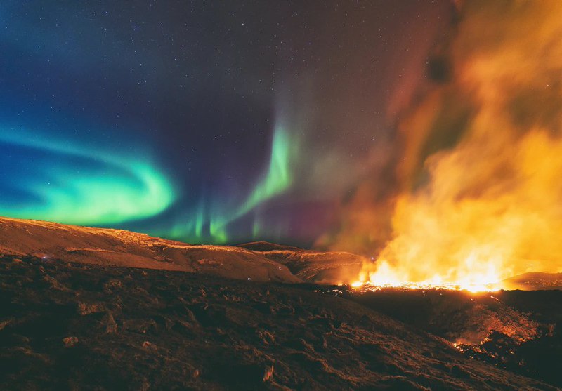 ترکیبی از شفق قطبی و فوران آتشفشان + عکس