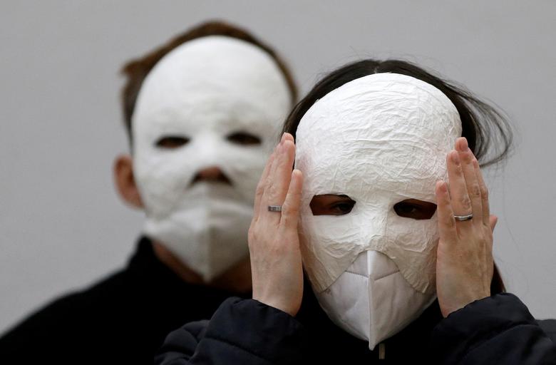  ماسک زدن متفاوت برای راهپیمایی عید پاک + عکس