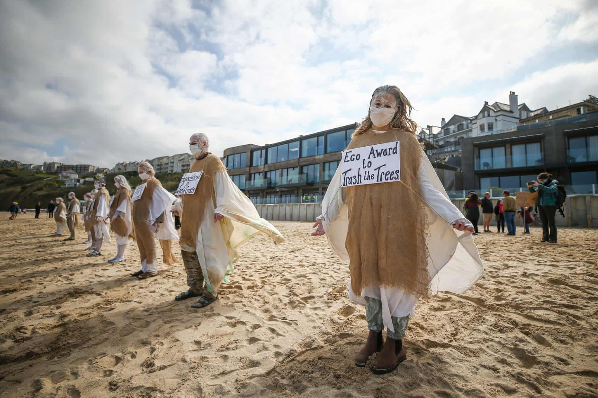 پوشش متفاوت معترضین به تخریب محیط زیست در انگلستان + عکس
