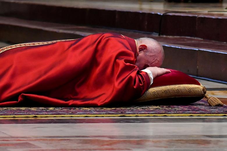  دراز کشیدن پاپ فرانسیس حین اجرای یک مراسم آیینی + عکس