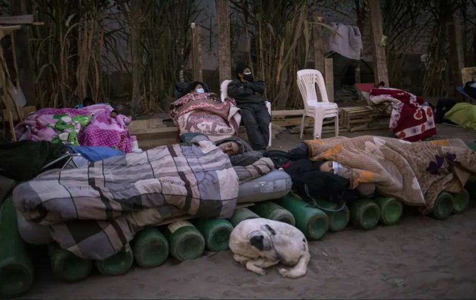 خوابیدن روی کپسول های خالی اکسیژن در صف تعویض کپسول + عکس