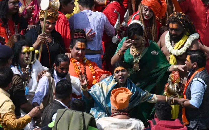  غسل دسته جمعی هزاران هندو در سایه کرونا  + عکس 