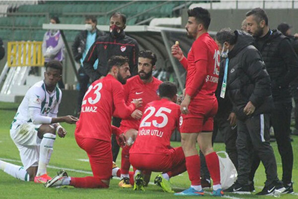 افطار بازیکنان کنار زمین در جریان مسابقات سوپر لیگ ترکیه + عکس