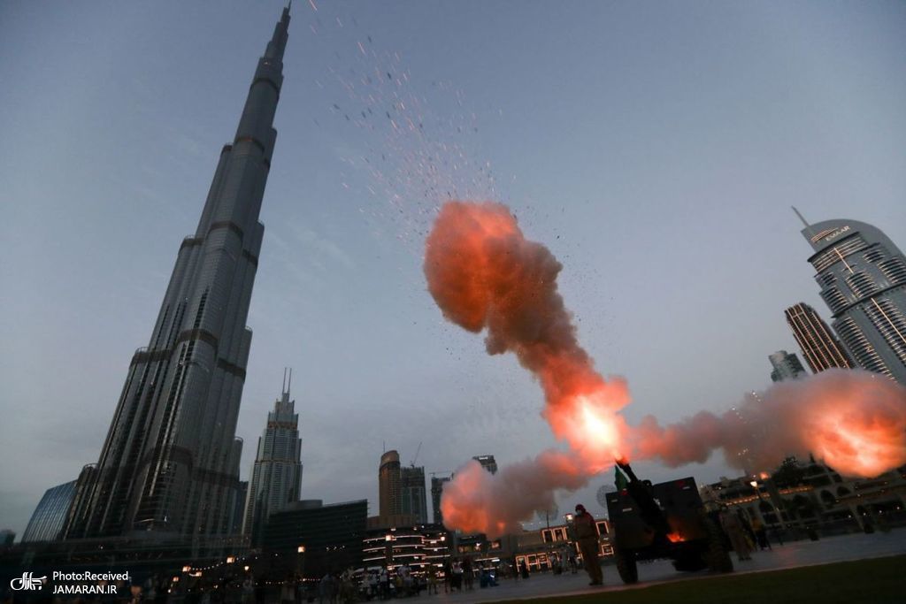 شلیک توپ به مناسبت آغاز ماه مبارک رمضان در مقابل برج خلیفه + عکس