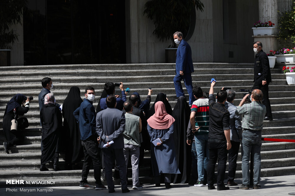 طفره رفتن جهانگیری از مصاحبه با خبرنگاران! + عکس