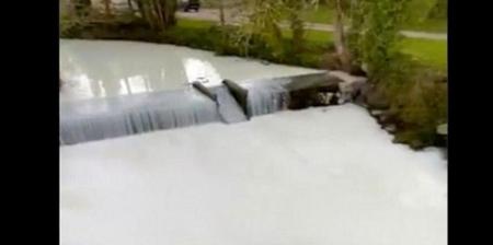 رودخانه‌ای در ولز پر از شیر شد + عکس