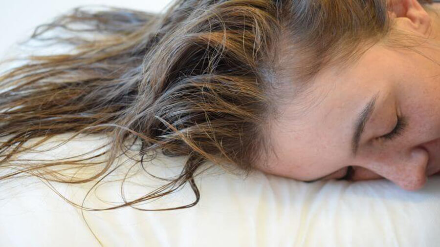 چرا نباید با موهای خیس و روی بالش مرطوب بخوابیم؟ 
