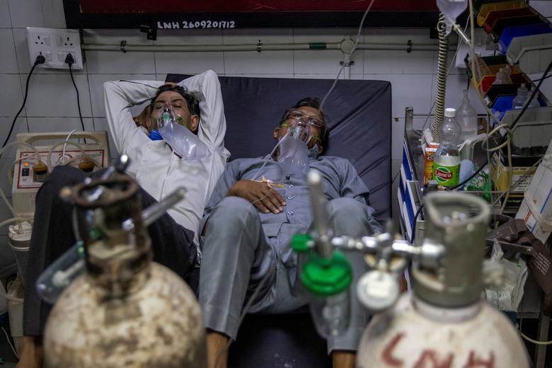 دو بیمار بر روی یک تخت در بیمارستان های هند + عکس