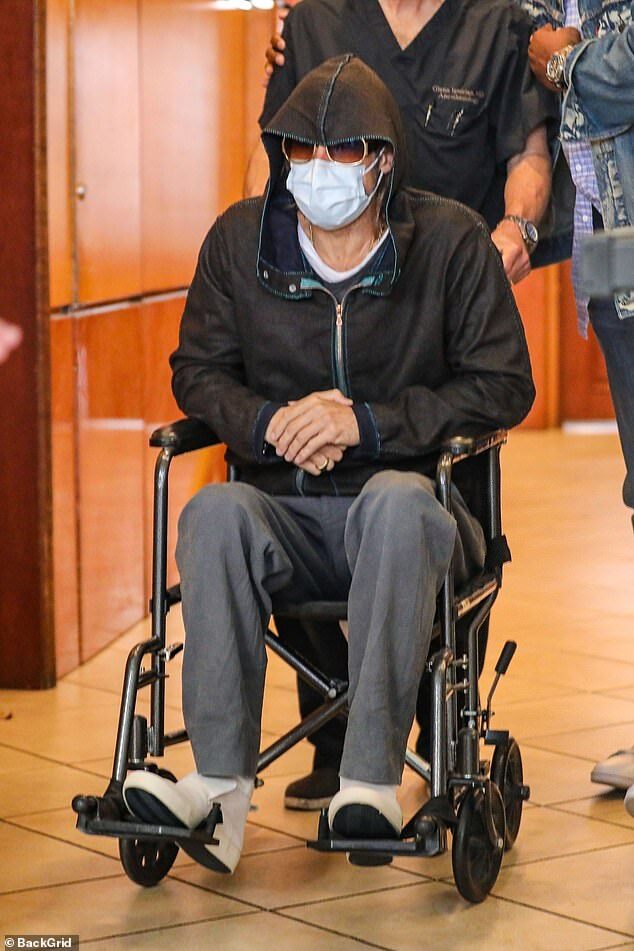  دیده شدن «برد پیت» روی ویلچر پس از انجام یک جراحی + عکس