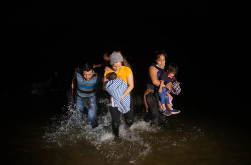 عبور پرمخاطره پناهجویان از رودخانه مرزی به مرز ایالات متحده آمریکا + عکس