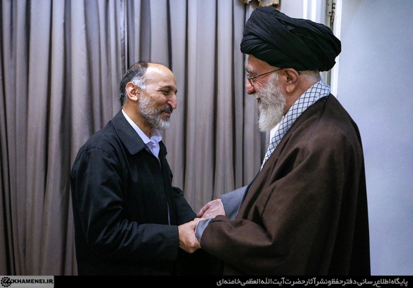 تصویر ویژه از سردار حجازی دست در دستان رهبر انقلاب + عکس