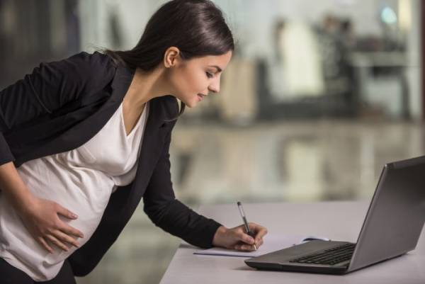 اختصاصی/ آیا زنان شاغل در دوران بارداری باید خانه‌نشین شوند؟