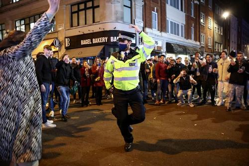 شادی پلیس لندن در جشن کاهش محدودیت های کرونایی + عکس