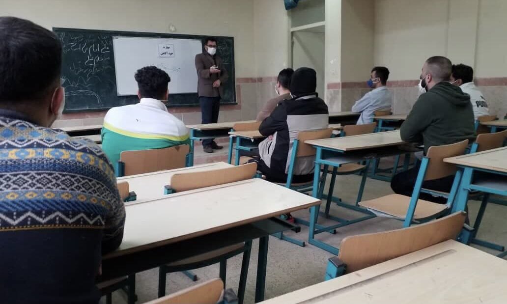 برگزاری کلاس دانشگاهی در زندان! + عکس