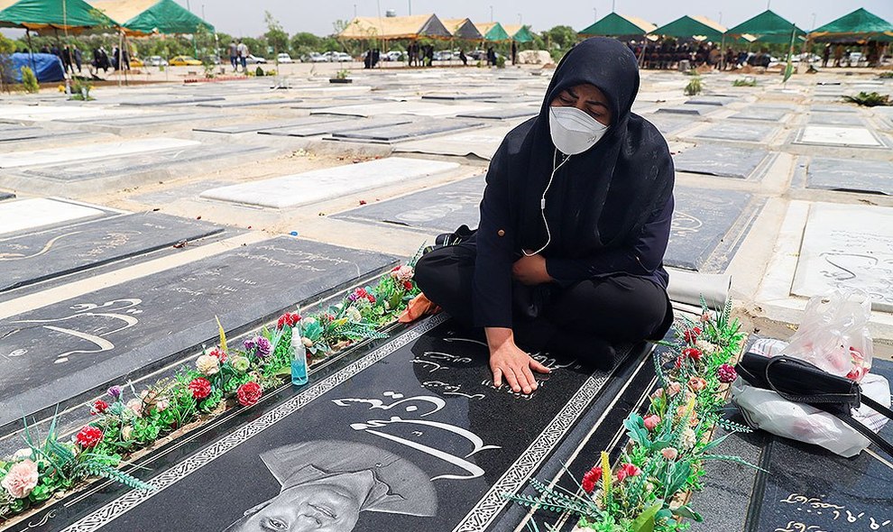 تصاویری از خاکسپاری فوتی های کرونایی در تهران 