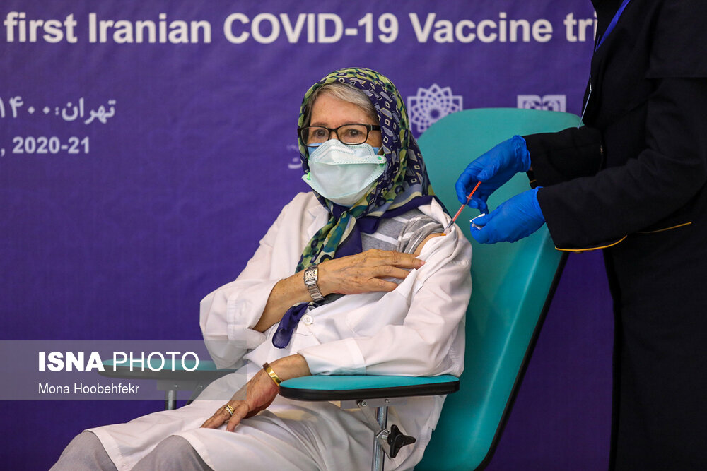 مینو محرز در حال تزریق واکسن کرونای کوو برکت ایران + عکس