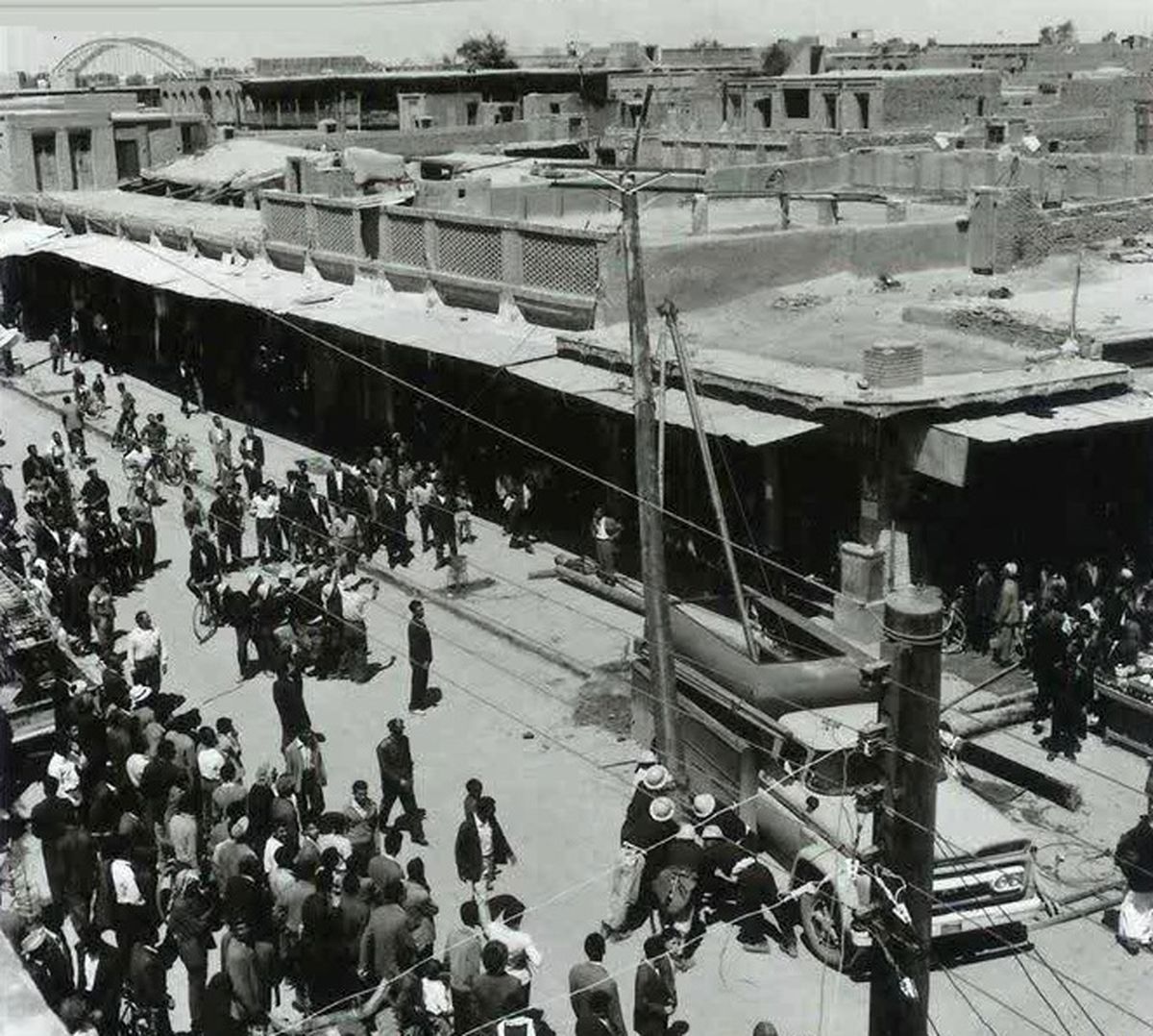 مردم در حال تماشای نصب تیرک برق در جنوب ایران +عکس