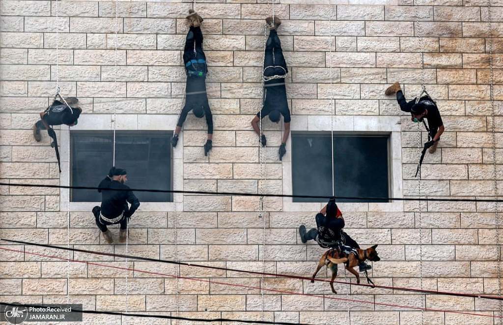 اجرای مراسم نمایشی در جریان مراسم فارغ التحصیلی نیروهای پلیس غزه + عکس