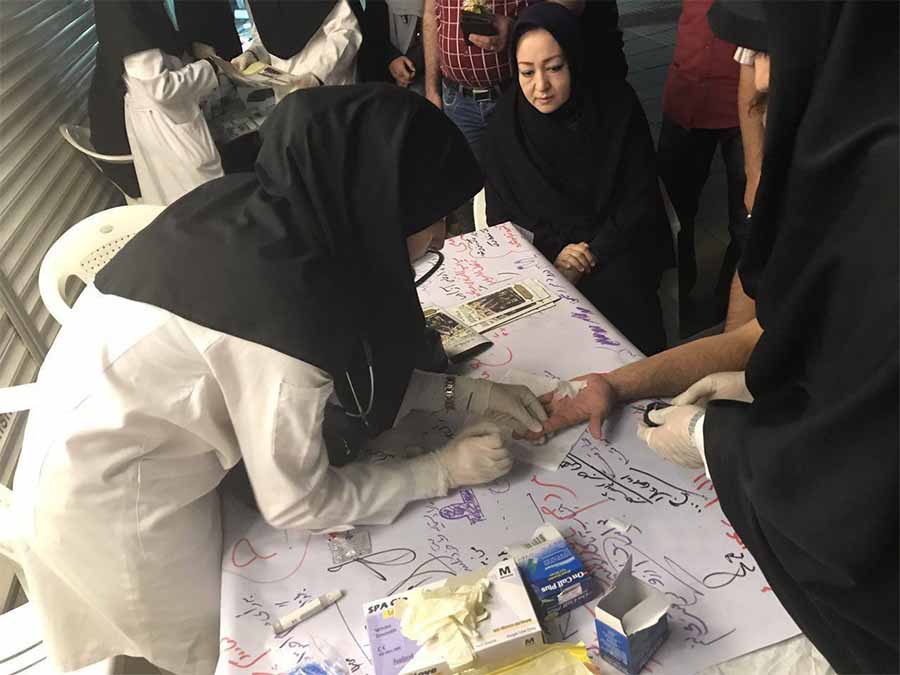 ارائه خدمات پزشکی رایگان در ستاد انتخاباتی یک نامزد! + عکس