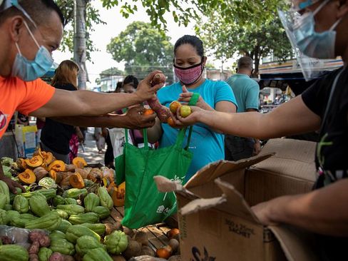 توزیع رایگان میوه و اقلام غذایی میان نیازمندان در فیلیپین + عکس