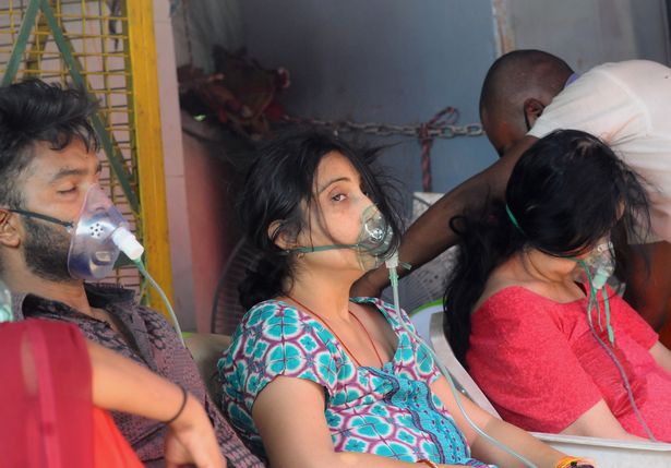 تصاویری از اوضاع هولناک شیوع کرونا در هند و مرگ تراژیک مادر در پارکینگ بیمارستان 