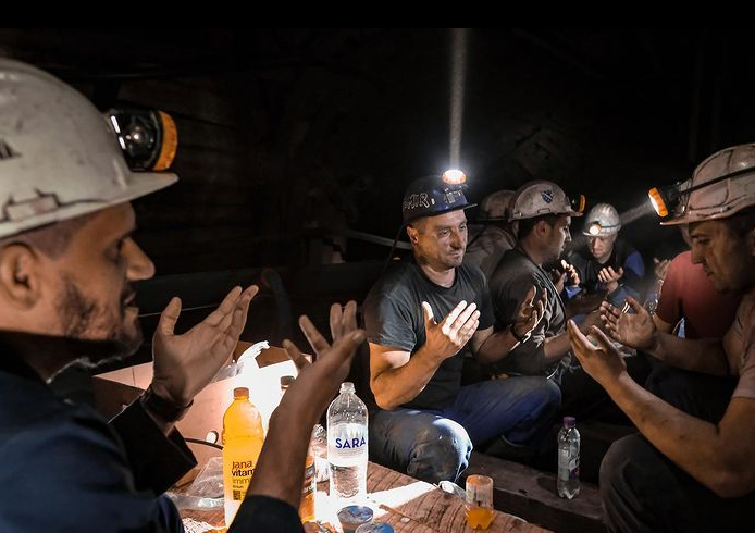 لحظه زیبای افطار معدنچیان بوسنیایی در شهر زنیکا  + عکس