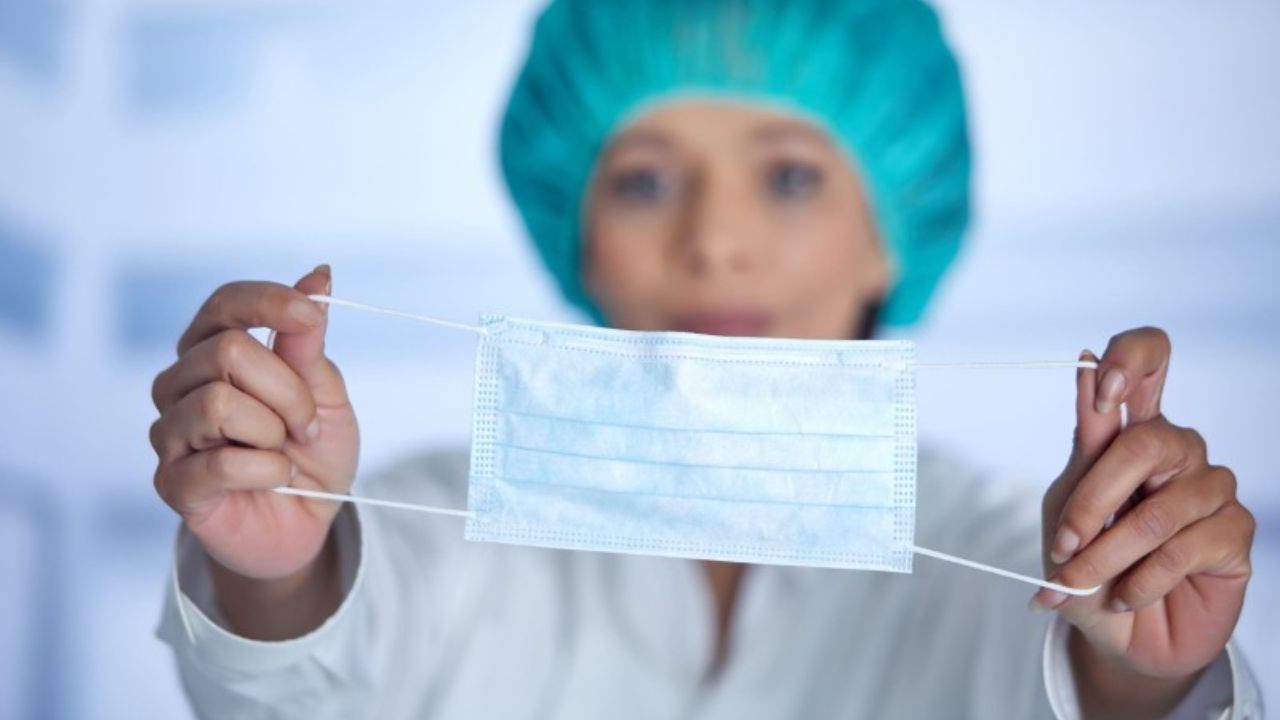 ماسک یکبار مصرف سه لایه، چند ساعت قابل استفاده است؟