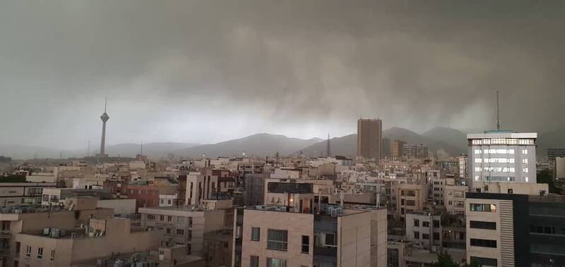ابرهای تیره در آسمان تهران + عکس