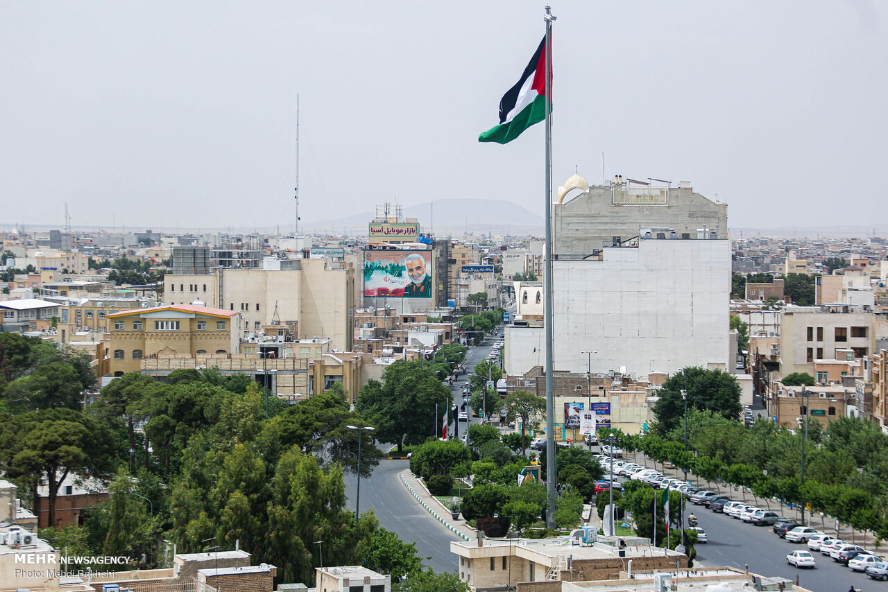 اهتزار پرچم فلسطین در قم به مناسبت روز قدس + عکس