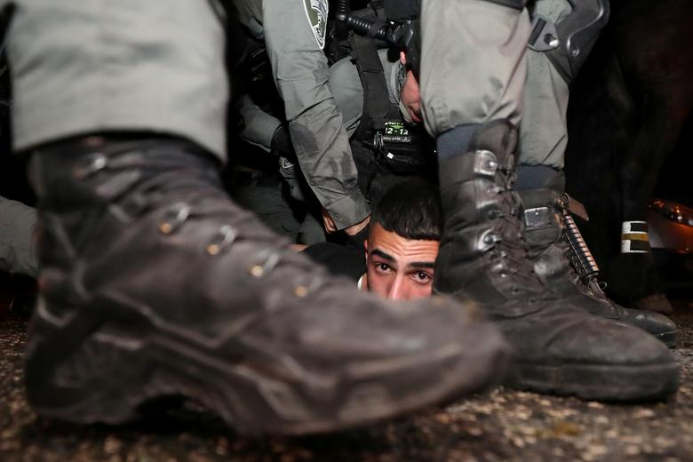 یک معترض فلسطینی زیر چکمه های صهیونیست ها + عکس