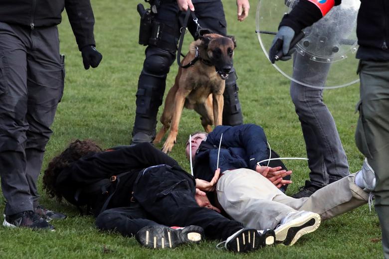 حمله سگ های پلیس بلژیک به معترضان! + عکس