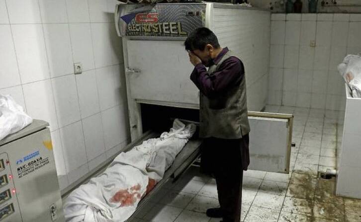 گریه مرد افغان در کنار پیکر بی‌جان دخترش + عکس