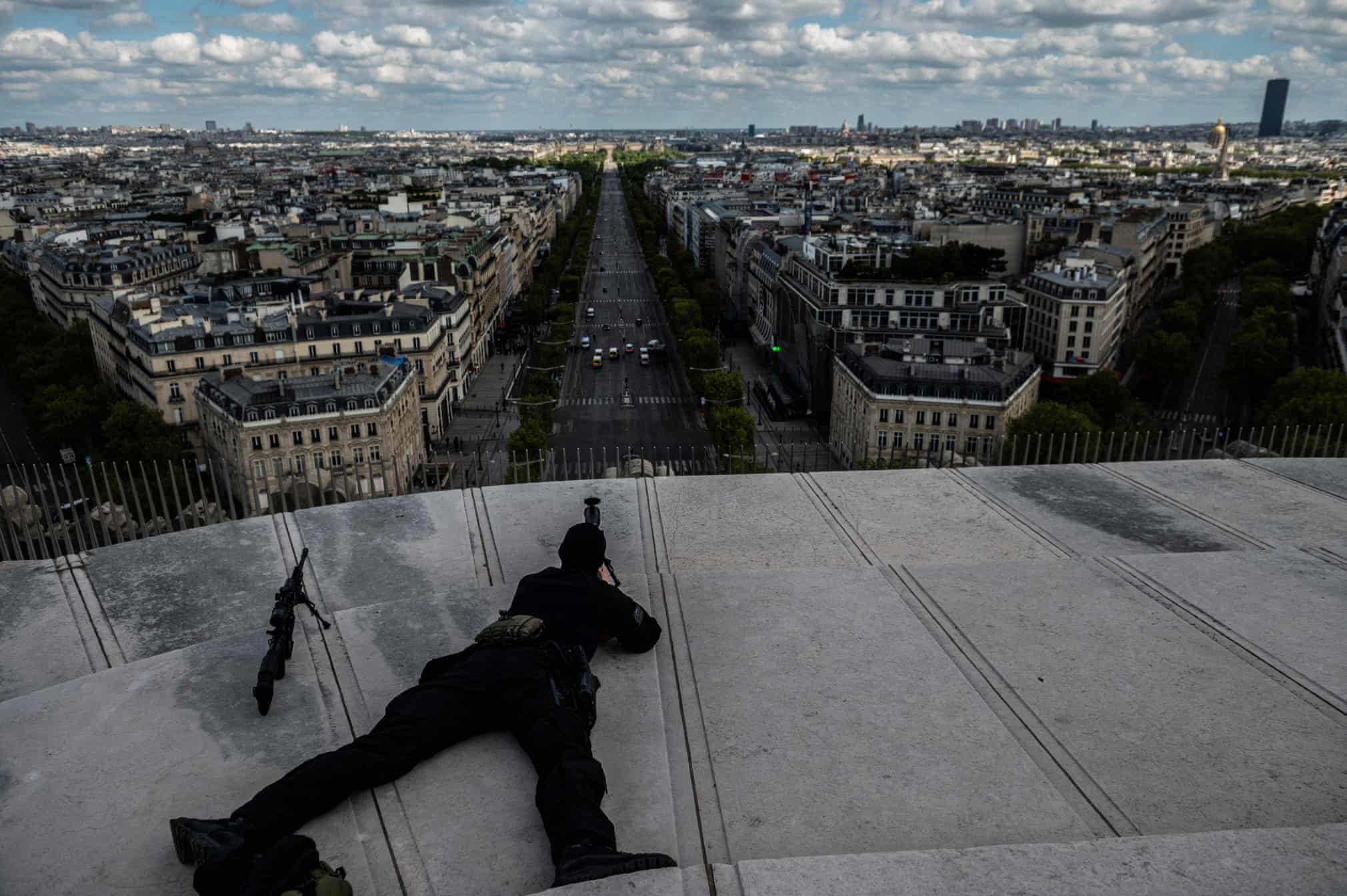 تک تیراندازان در پاریس برای امنیت جشن سالگرد پایان جنگ جهانی دوم + عکس