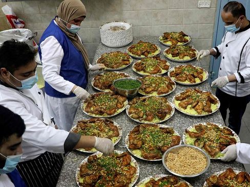 توزیع غذاهای افطاری در شهر «الخلیل فلسطین» + عکس