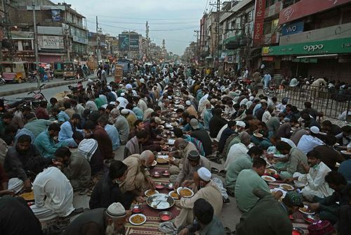 سفره افطار مسلمانان در شهر راولپندی پاکستان + عکس