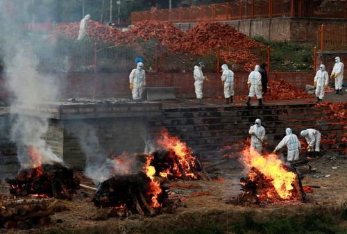 انتقال و سوزاندن اجساد فوتی های کرونا در نپال + عکس