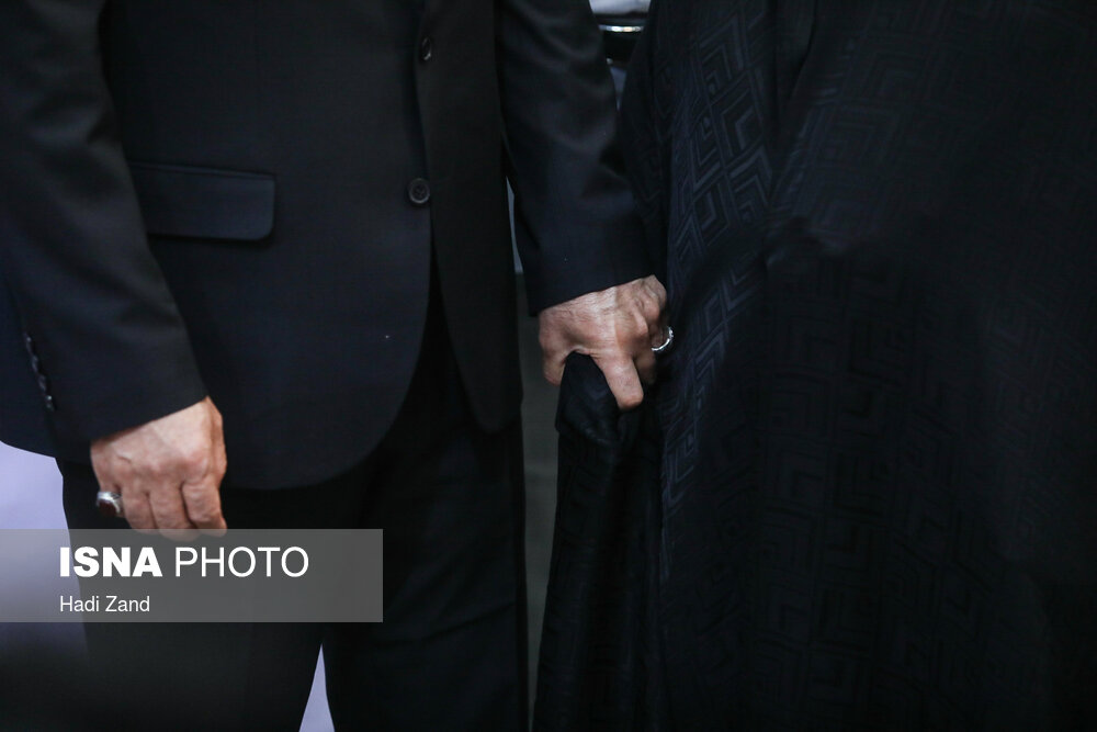  وزیر دفاع سابق دست در دست همسرش + عکس
