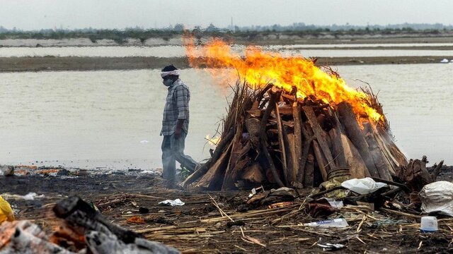 رها کردن اجساد قربانیان کرونا در رودخانه گنگِ هند