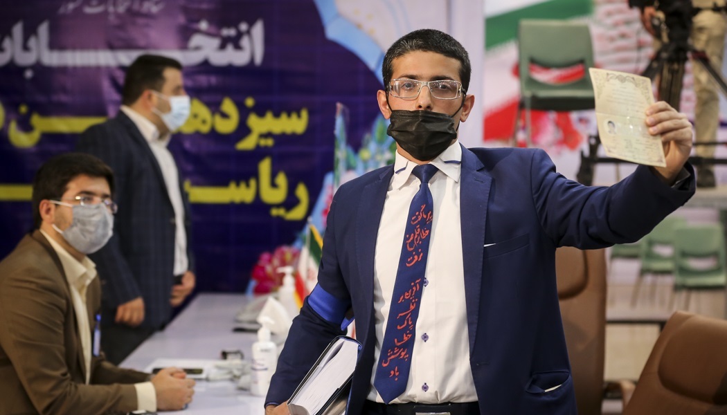 ثبت نام یک کاندید با کراوات در انتخابات ریاست جمهوری! + عکس
