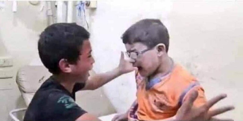 شادی پسر فلسطینی از زنده بودن برادرش پس از بمباران صهیونیست ها + عکس