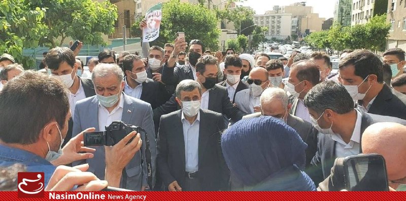 محمود احمدی نژاد وارد وزارت کشور شد + عکس