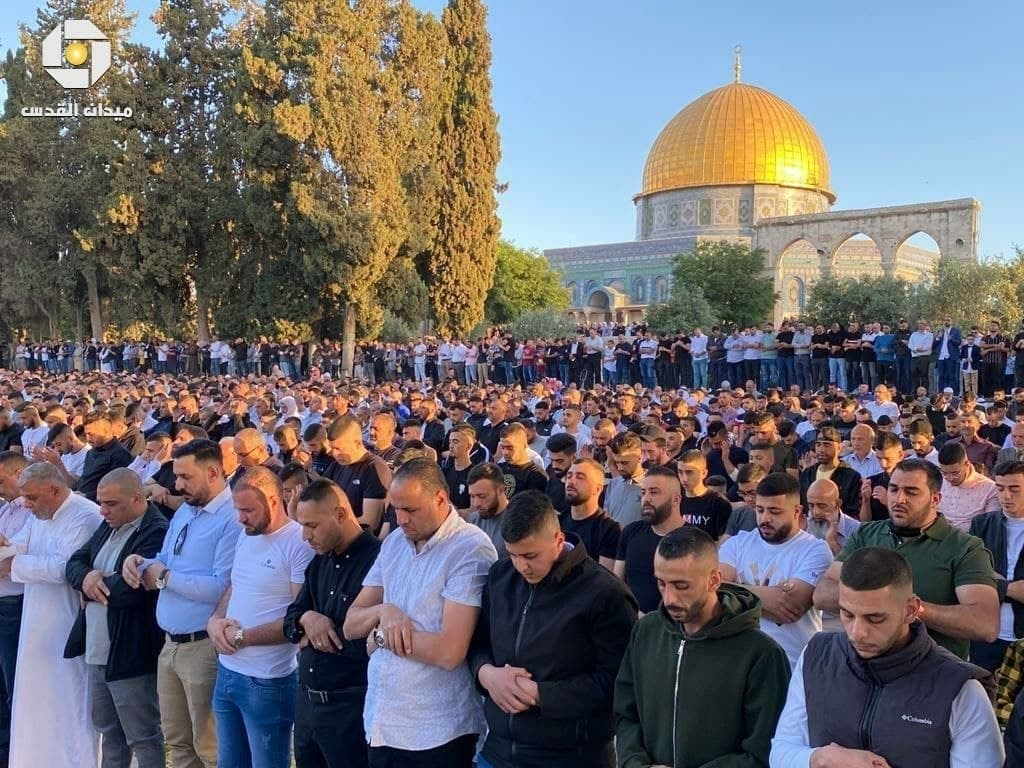 هزاران فلسطینی در صحن‌های مسجدالاقصی و اقامه نماز عید فطر + عکس