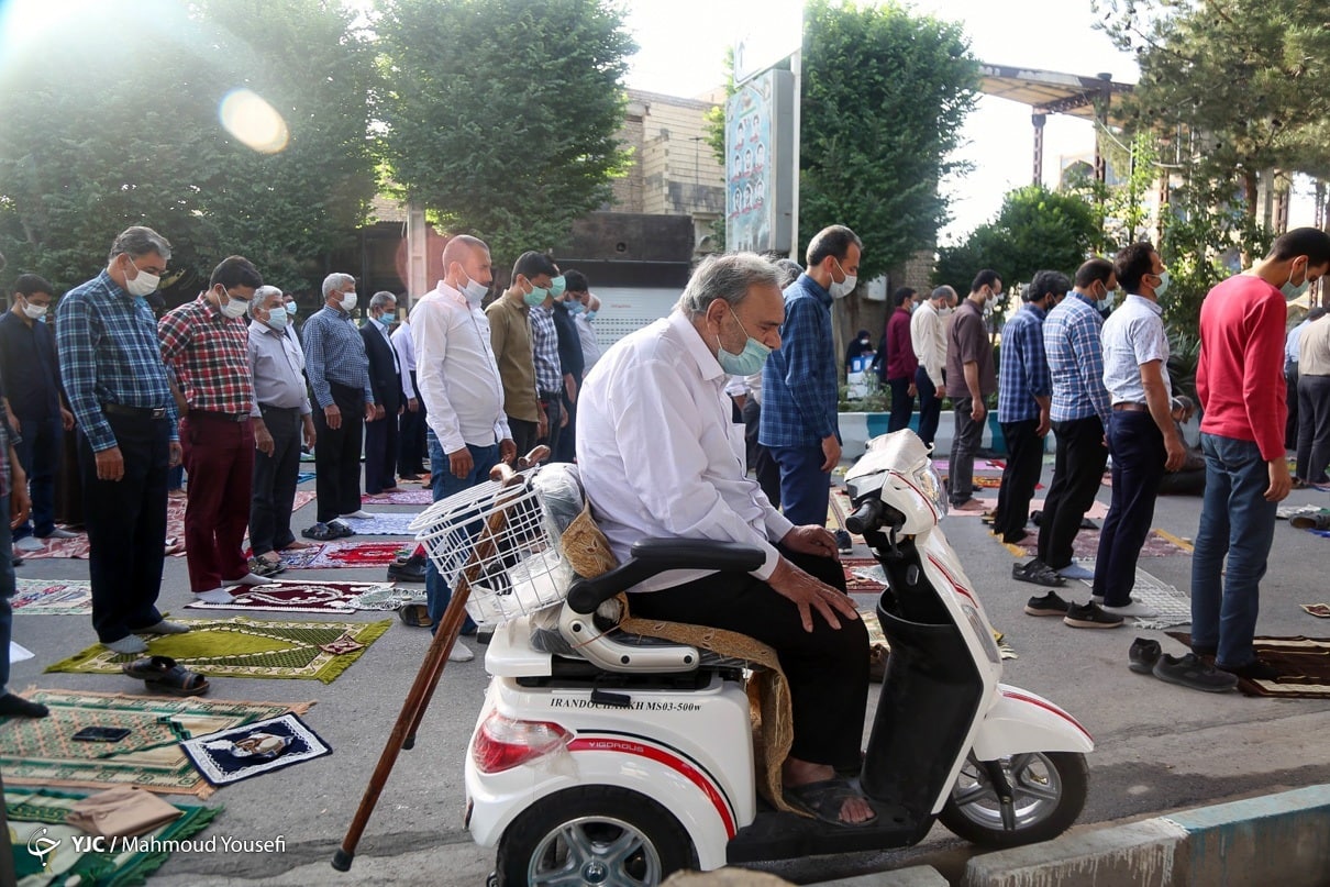 اقامه نماز عید فطر هموطن سالمند در وسیله نقلیه + عکس